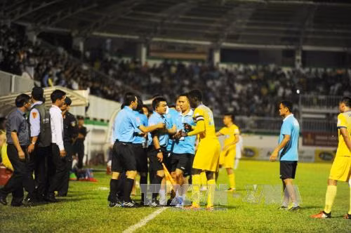 Trọng tài 'bẻ còi', Hoàng Anh Gia Lai thua ngược FLC Thanh Hóa 2 - 3 ảnh 2