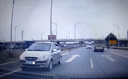 Cố tình đi ngược chiều trên cao tốc, lái xe bị phạt 7 triệu, tước bằng 5 tháng ảnh 1