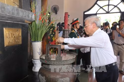 Tổng Bí thư Nguyễn Phú Trọng dâng hương tại Khu Lưu niệm Tổng Bí thư Lê Duẩn ảnh 1