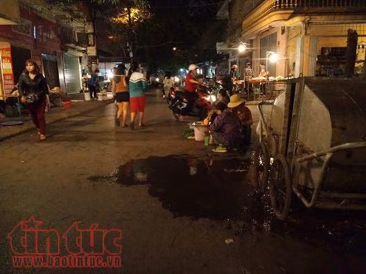 'Phớt lờ" mức phạt tới 7 triệu đồng, rác thải 'bủa vây' chợ cóc, chợ tạm ảnh 2
