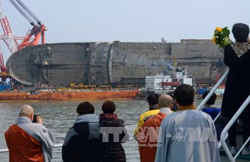 Hàn Quốc: Thử nghiệm đưa tàu Sewol lên mặt đất thất bại ảnh 1