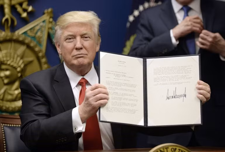 Bốn điểm trừ đối với Tổng thống Mỹ Donald Trump sau 70 ngày cầm quyền ảnh 2
