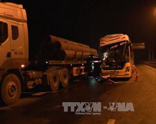 Ô tô khách va chạm xe tải tại cao tốc Nội Bài - Lào Cai, 1 người chết và 5 người bị thương ảnh 1