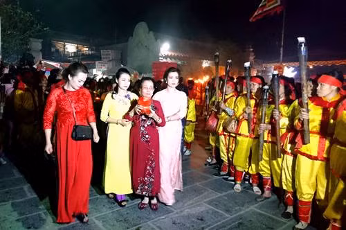 Độc đáo nghi lễ rước đuốc trong lễ hội Phủ Dầy ảnh 4