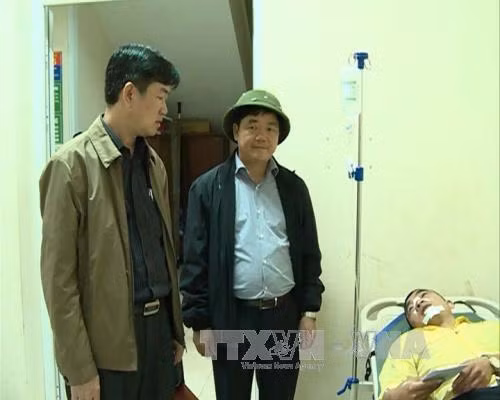 Ô tô khách va chạm xe tải tại cao tốc Nội Bài - Lào Cai, 1 người chết và 5 người bị thương ảnh 2