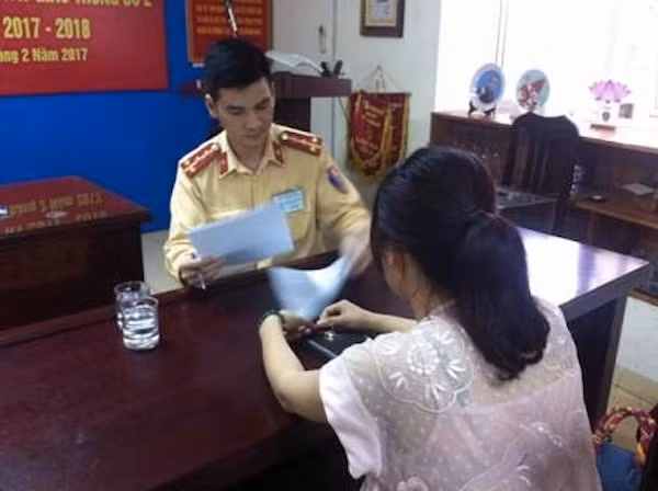 Vụ 5 xe đi ngược chiều trên cầu Nhật Tân: Một nữ lái xe bị thu bằng 2 tháng ảnh 1