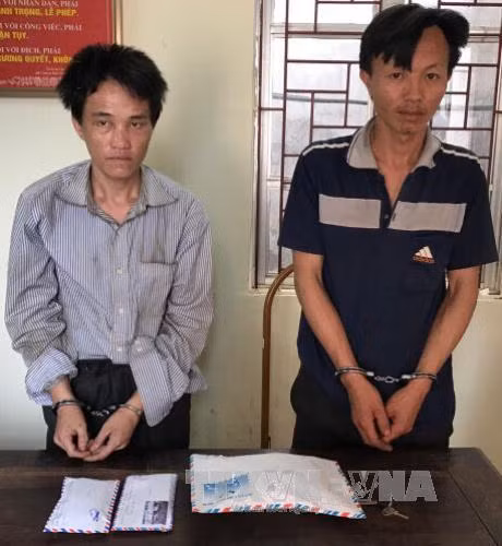 Giấu hàng nghìn viên ma túy tổng hợp trong bầu lọc gió xe máy, vẫn không thoát ảnh 1