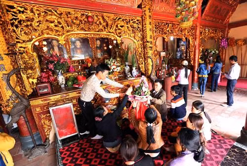 Hàng vạn du khách về hội Phủ Dầy ảnh 5