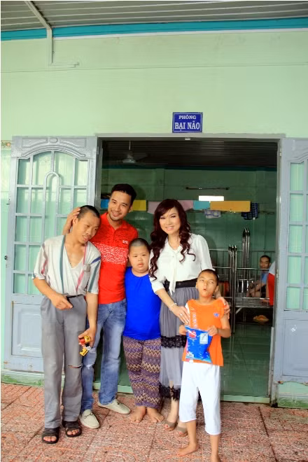 Sau nghi án tình cảm, Kavie Trần lại sánh vai Đoàn Thanh Tài đi từ thiện ảnh 1