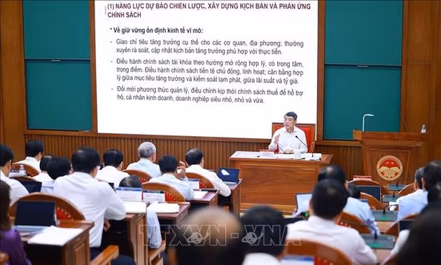 Thủ tướng Lê Minh Hưng trao đổi Chuyên đề về nâng cao năng lực điều hành của Chính phủ