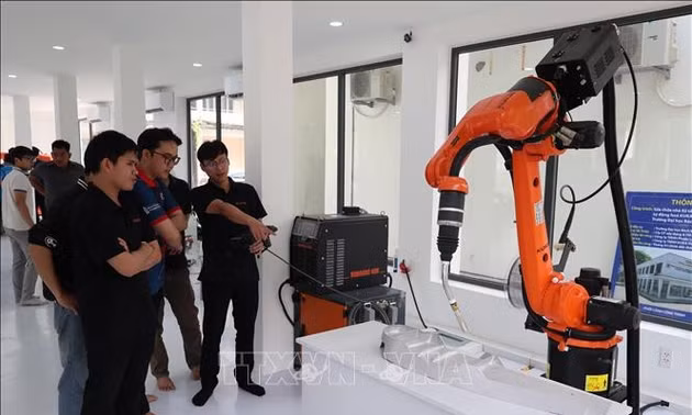 Thử nghiệm robot công nghiệp tại Trung tâm Đào tạo, Nghiên cứu và Phát triển Ứng dụng Robot Công nghiệp và Trí tuệ nhân tạo (trường Đại học Bách khoa – Đại học Đà Nẵng). Ảnh: Khoa Chương/TTXVN