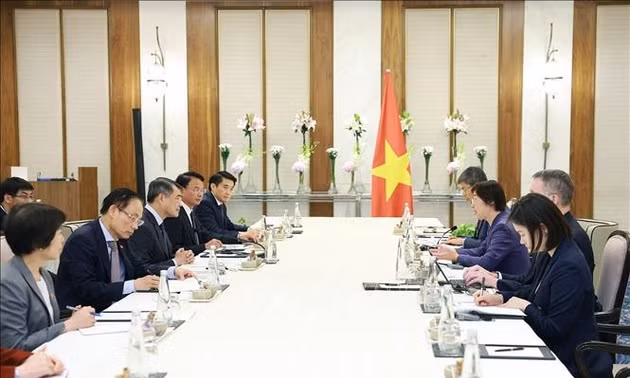 Thủ tướng Lê Minh Hưng tiếp Chủ tịch Ngân hàng AIIB