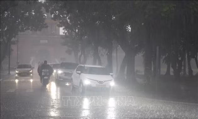 Áp thấp nhiệt đới đổi hướng về Trung Lào, miền Trung mưa rất lớn