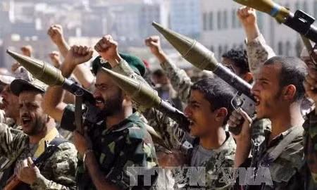 Các chiến binh thuộc phong trào vũ trang Hồi giáo Houthi ở Sana'a, Yemen. Ảnh: EPA/TTXVN