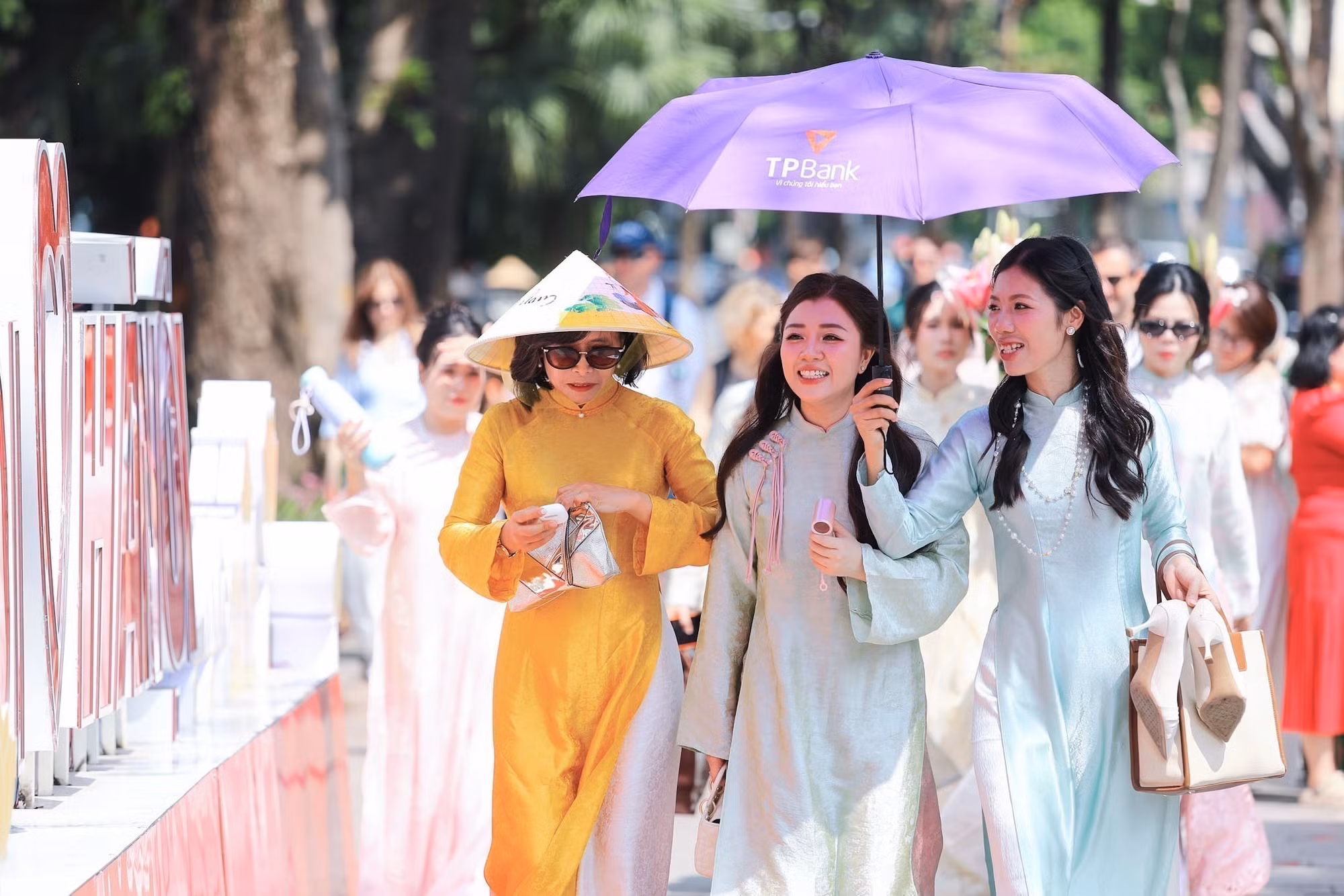 Người dân, du khách ghi lại những kỷ niệm đẹp bên hồ Hoàn Kiếm nhân Ngày Phụ nữ Việt Nam 20/10.