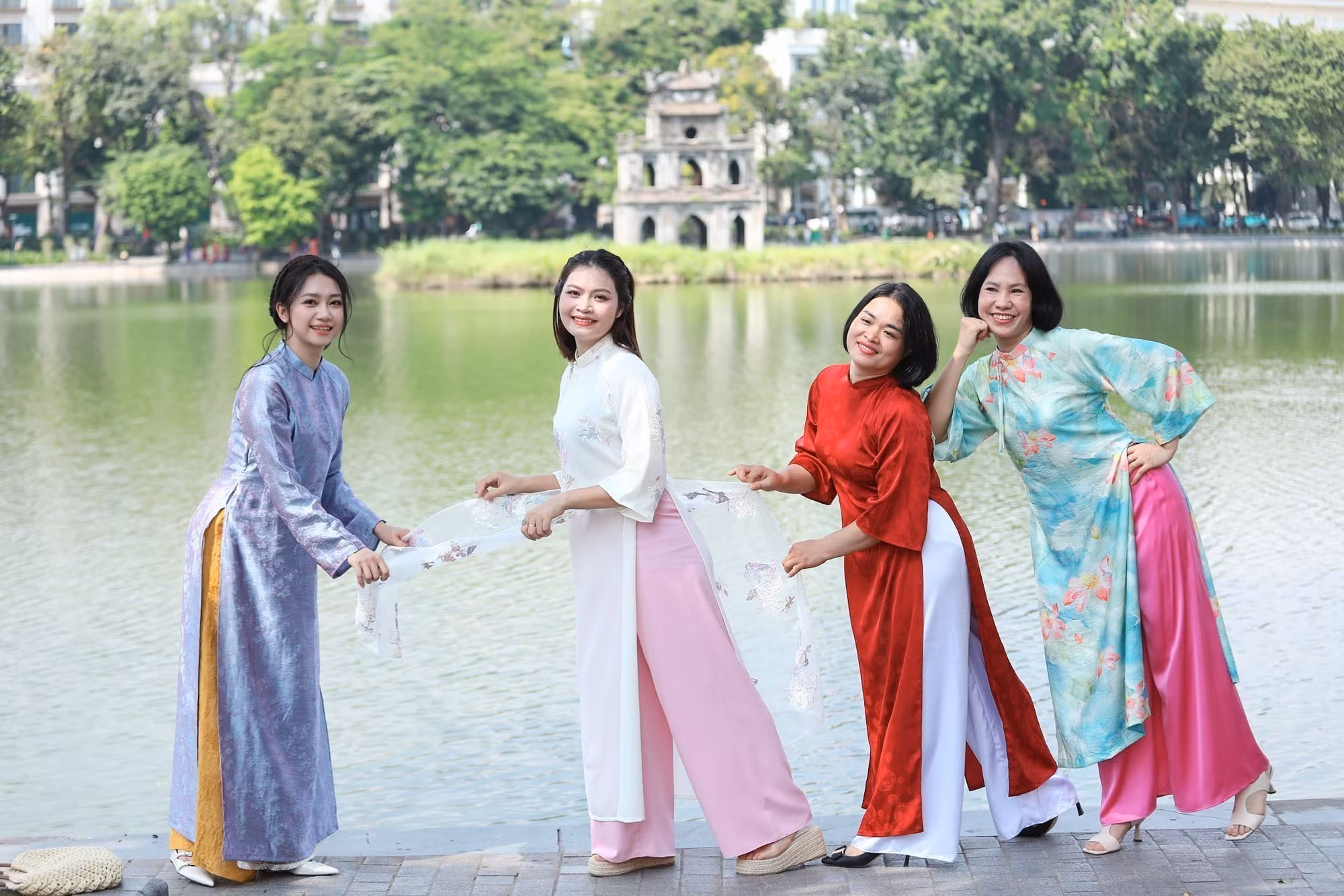 Áo dài truyền thống được nhiều người lựa chọn khi đến hồ Hoàn Kiếm chụp ảnh trong những ngày cận Ngày Phụ nữ Việt Nam 20/10.
