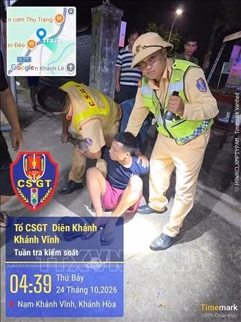 Tổ Cảnh sát giao thông Diên Khánh - Khánh Vĩnh kiểm tra một xe khách lưu thông trên tuyến và phát hiện Lê Văn Cường (sinh năm 1994, thường trú tỉnh Phú Thọ). Ảnh: TTXVN phát