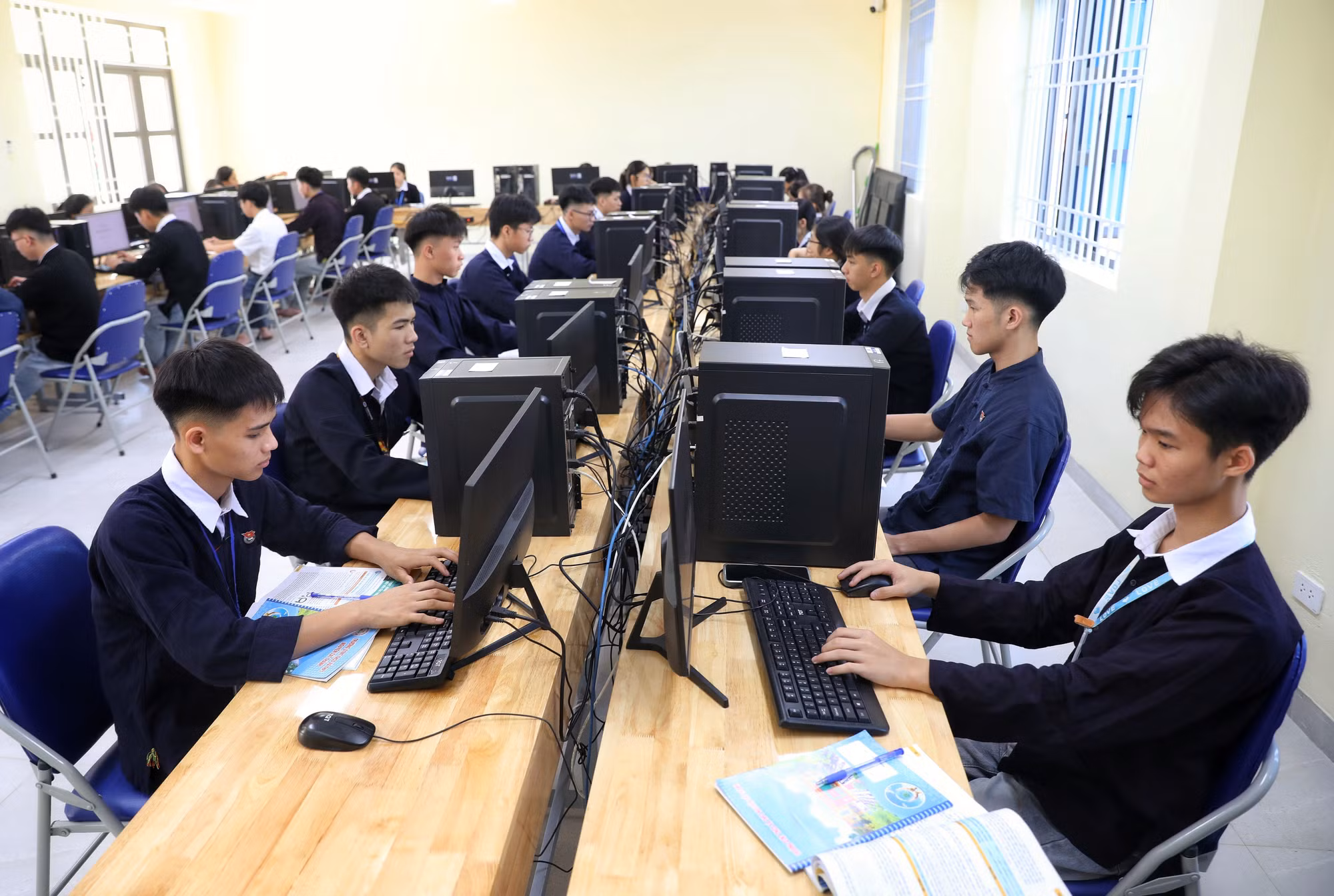Lớp học được trang bị máy tính tại Trường DTNT THCS và THPT Nguyễn Tất Thành.