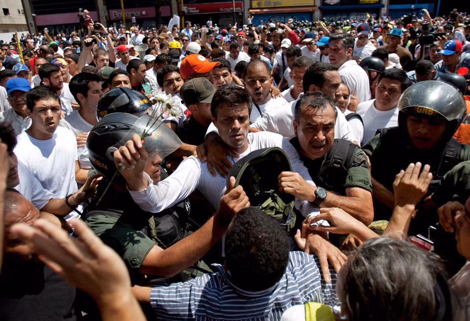 Thủ đô Venezuela tê liệt sau vụ thủ lĩnh đối lập bị bắt ảnh 2