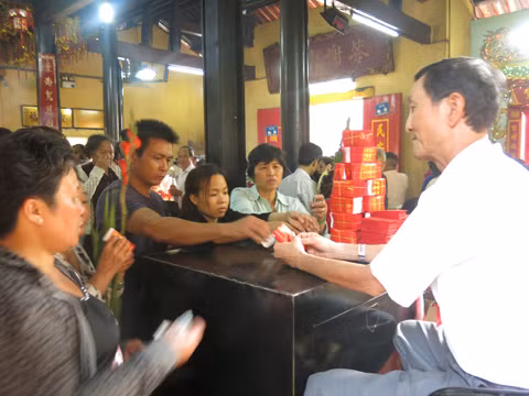 Người dân đổ tiền đổi bao lì xì của nhà chùa lấy may ảnh 1