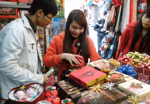 Sôi động thị trường quà tặng dịp Valentine ảnh 1