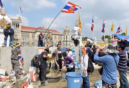 Bà Yingluck: Biểu tình làm chậm thanh toán tiền gạo ảnh 1