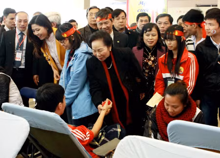 Hiến giọt máu đào với Lễ hội Xuân hồng 2014 ảnh 1