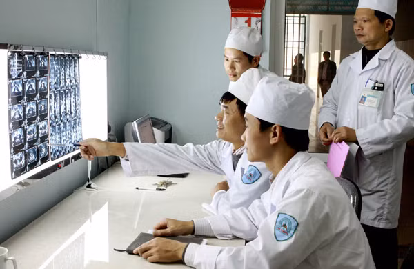 Tôn vinh y đức những “thiên thần áo trắng” ảnh 1