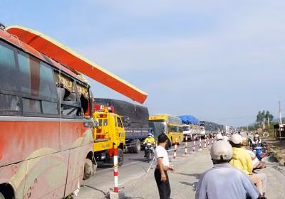 Xe tải đấu đầu xe khách, 15 người bị thương ảnh 2