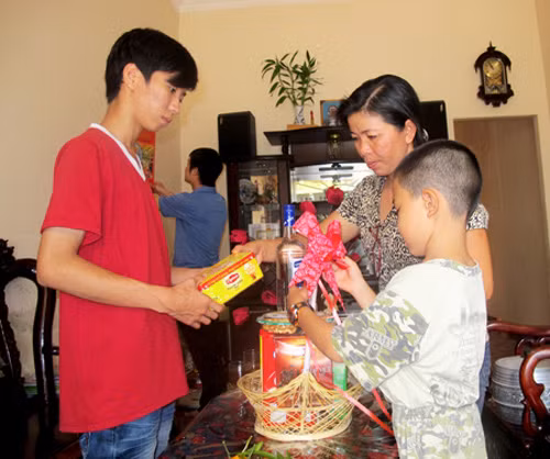 Quà Tết muộn gửi khơi xa ảnh 1