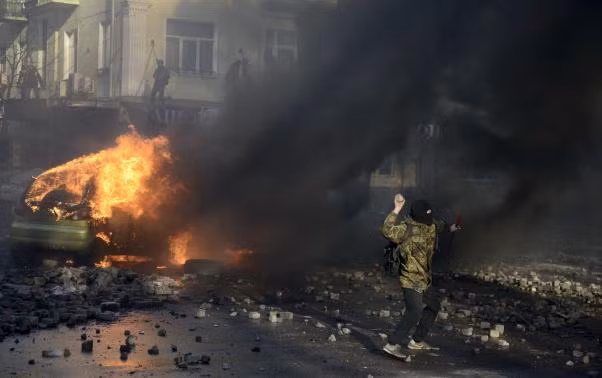Ukraine quyết lập lại trật tự ở Kiev trong ngày đẫm máu nhất ảnh 3