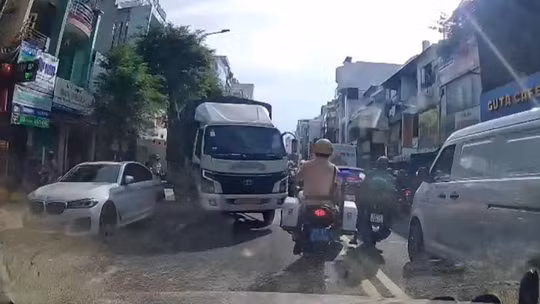 Cảnh sát giao thông mở đường đưa sản phụ chuyển dạ đến bệnh viện.