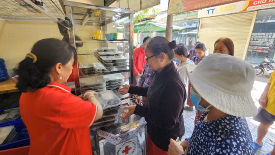 Những suất cơm giá chỉ từ 1.000 - 5.000 đồng tại quán Nghĩa tình Bình Tân đã giúp những người có thu nhập hạn chế giảm bớt một phần chi phí sinh hoạt mỗi ngày.