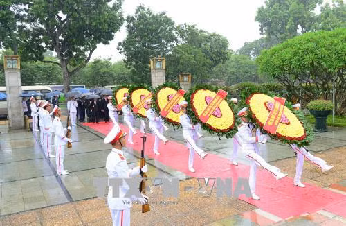 Lãnh đạo Đảng, Nhà nước đặt vòng hoa tưởng niệm các Anh hùng Liệt sỹ ảnh 1