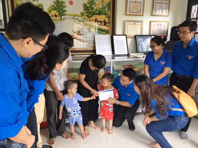 Đoàn Thanh niên TTXVN viếng mộ phóng viên Đinh Hữu Dư ảnh 2