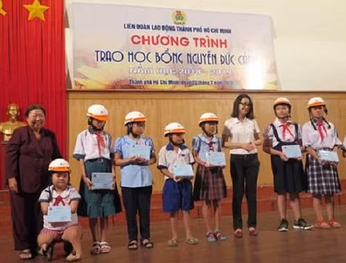 Hơn 140 suất học bổng dành cho con em công nhân vượt khó ảnh 1