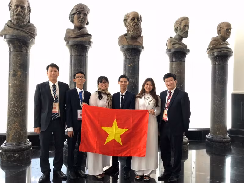 Chiều nay, đoàn dự thi Olympic Sinh học quốc tế - 2018 về tới Sân bay Nội Bài ảnh 1