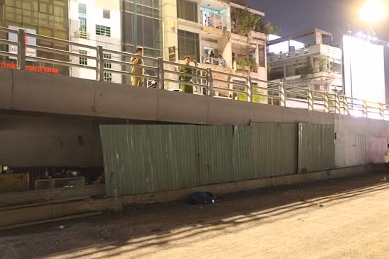Leo lan can cầu vượt Nguyễn Thái Sơn, người đàn ông rớt xuống đất tử vong ảnh 1