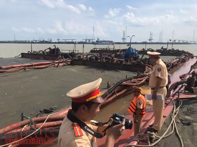  Phát hiện 7 sà lan chở quá tải trọng cho phép trên sông Soài Rạp ảnh 1