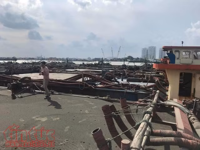  Phát hiện 7 sà lan chở quá tải trọng cho phép trên sông Soài Rạp ảnh 2
