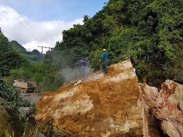 Hoàn lưu bão số 3 làm hư hỏng nặng nhiều tuyến đường ở Sơn La ảnh 1
