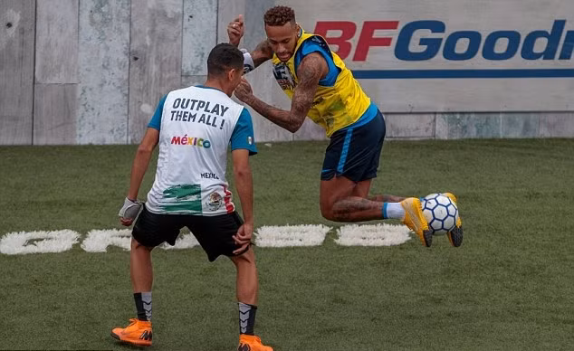 Xem Neymar làm bàn dễ dàng trên sân bóng 5 người tại Brazil ảnh 2
