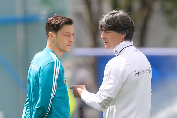 Lý do thực sự khiến Mesut Oezil từ giã tuyển Đức là gì? ảnh 2