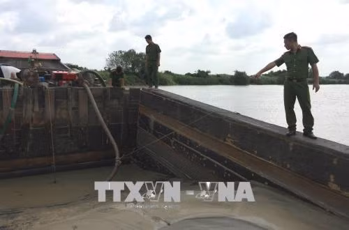Bắt quả tang nhiều tàu đang hút cát trái phép trên sông Đồng Nai ảnh 1