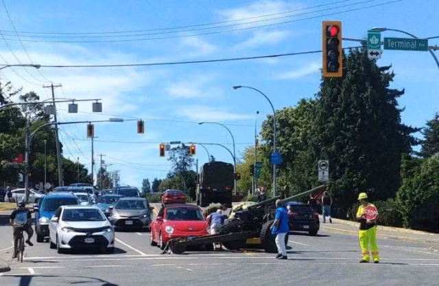 Khẩu pháo 'lạc đường' đâm toạc xe taxi tại Canada ảnh 2