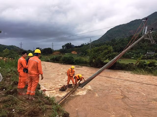 Cột điện gẫy đổ, nhiều nơi vẫn mất điện do mưa lũ ảnh 1