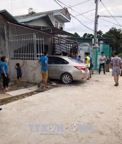 Tài xế đạp nhầm chân ga, lao ô tô vào nhà dân ảnh 1