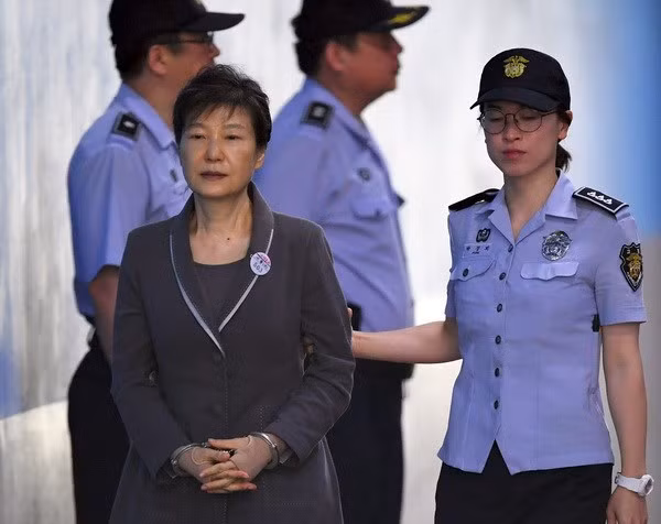 Cựu Tổng thống Hàn Quốc Park Geun-hye nhận án 8 năm tù giam ảnh 1