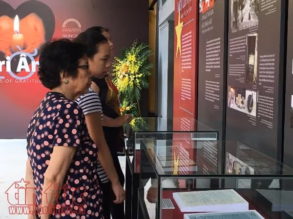 'Lời tri ân' gợi nhiều cảm xúc cho du khách đến tham quan ảnh 1