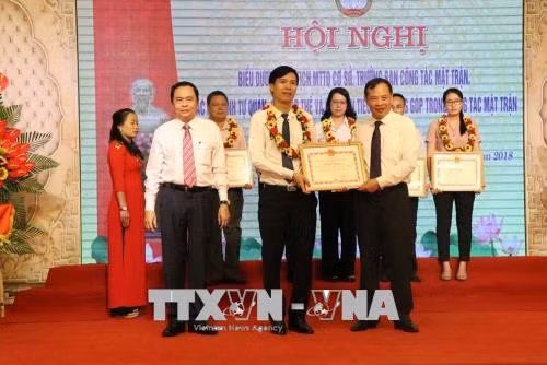 Biểu dương các tập thể, cá nhân tiêu biểu đóng góp cho công tác Mặt trận ảnh 1